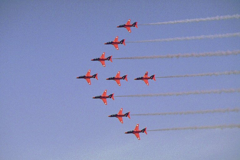 The Red Arrows: "Nine Arrow Roll"