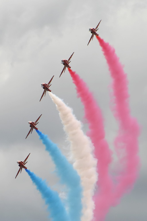 The Red Arrows: "Twizzle"