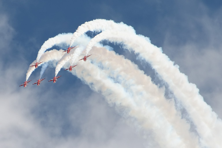 The Red Arrows: "Swan Loop"