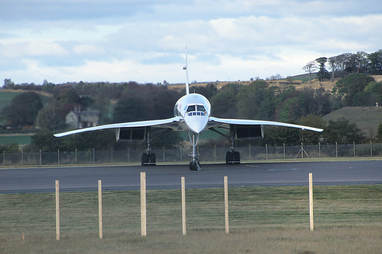 The final flight: Concorde turns at the end of the runway.