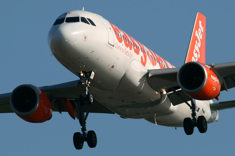 EasyJet Airbus A319-111 G-EZAY